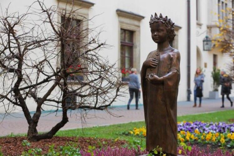 У Польщі відкрили пам'ятник королеві Анні Київській