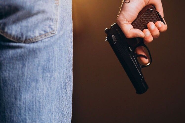 На Волині покарали депутата за напад на підлітка з ножем та пістолетом 