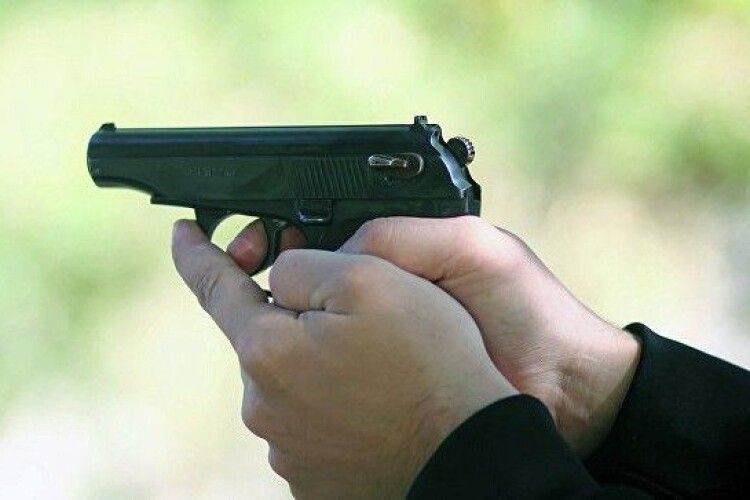 Депутат обласної ради погрожував зброєю поліцейським
