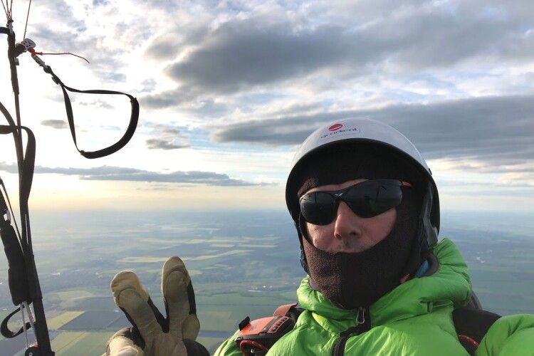 Український парапланерист пролетів 350 км між областями України та встановив рекорд Європи