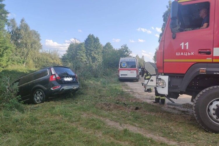 Злетів в канаву: на Ковельщині рятувальники деблокували водія легковика