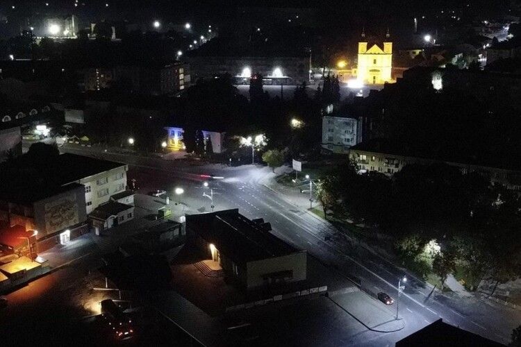 У місті на Волині вирішили не вимикати вуличне освітлення цілу ніч