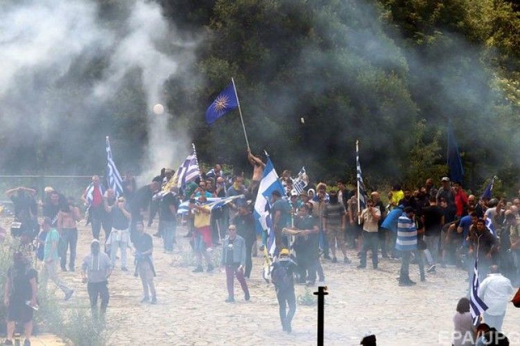 У Греції сутички з поліцією: протестувальники не хочуть навіть «Північну Македонію»  