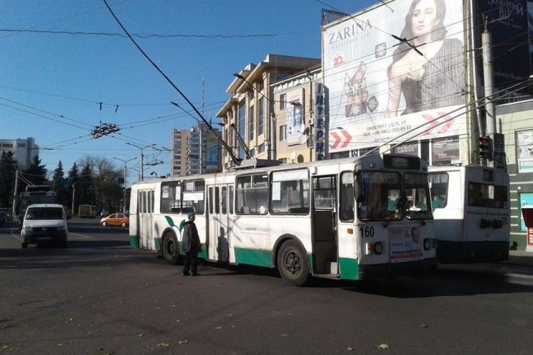 У самісінькому центрі Луцька у тролейбуса відламався один «ріг» (фото)