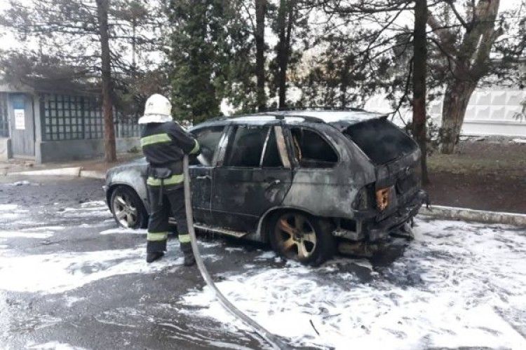 У Рівному вогнеборці рятували джип