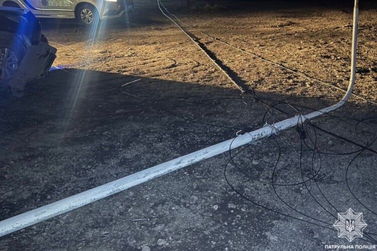 На Волині водій зніс електроопору та сховався