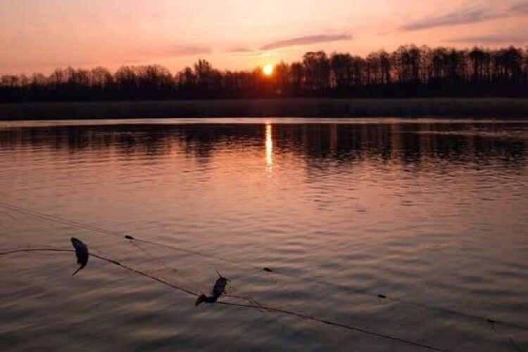 На Волині охорона нацпарку «почистила» озера від 1800 метрів сіток