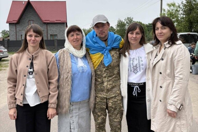 У громаді на Волині зустріли звільненого з полону воїна 