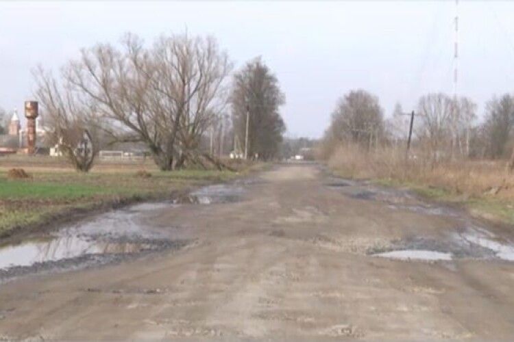 Дорога на Маневиччині вже 30 років без ремонту
