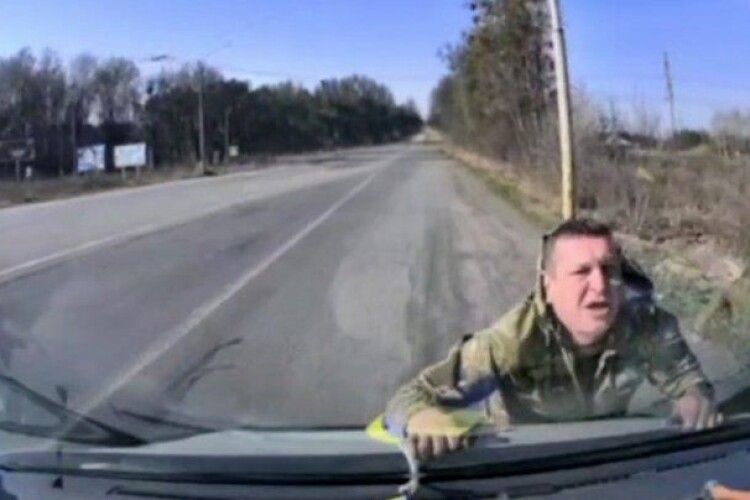 У Луцьку судили водія буса, який під час втечі провіз на капоті військовослужбовця ТЦК 