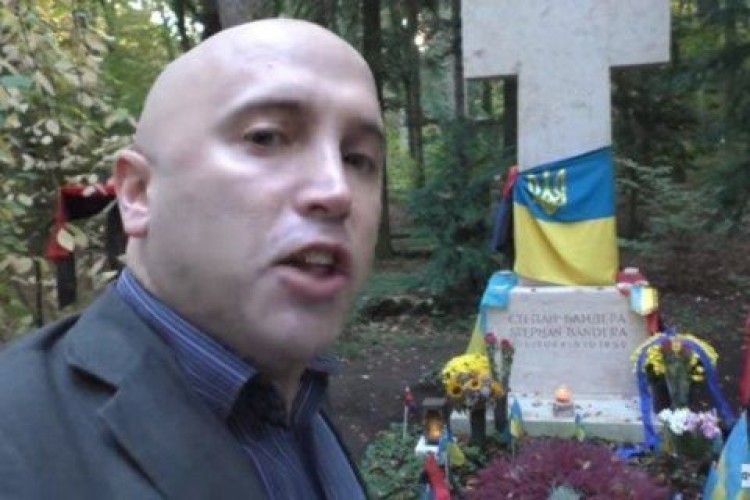 Російський пропагандист Грем Філліпс поглумився над могилою Бандери в Мюнхені (відео)