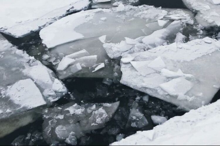 На Волині хлопець провалився під лід: тіло шукають рятувальники 