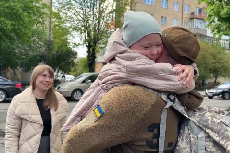 Довгоочікувана зустріч волинського прикордонника з донькою (Відео)