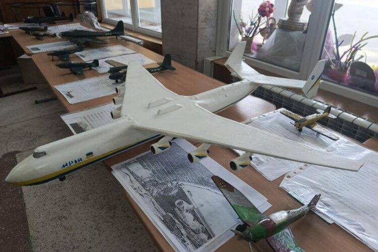 Школяр із Горохівщини презентував виставку літаків у Луцьку
