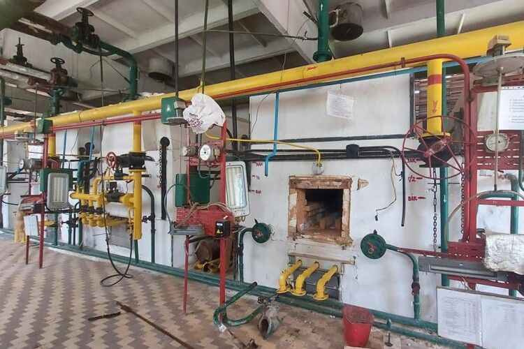 Щоб взимку не мерзнути: у місті на Волині активно ремонтують котли і газоходи (Фото)