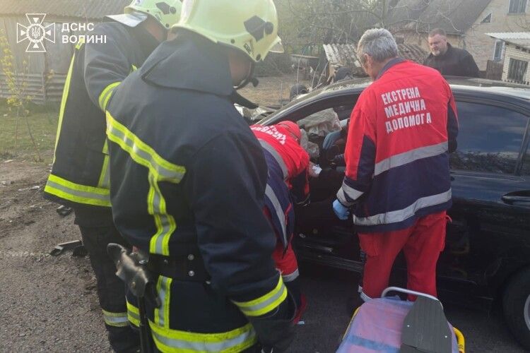 На Волині рятували затиснутого в автомобілі водія