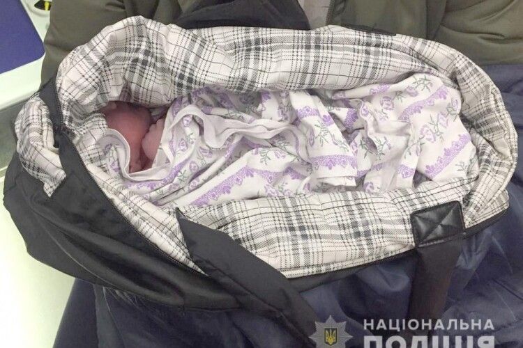 Жінка, яка народила дівчинку на зупинці в Полтаві, відмовилася від дитини...