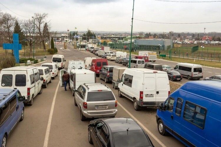 Волинян, які їдуть в Польщу на закупи, попередили про черги на кордоні