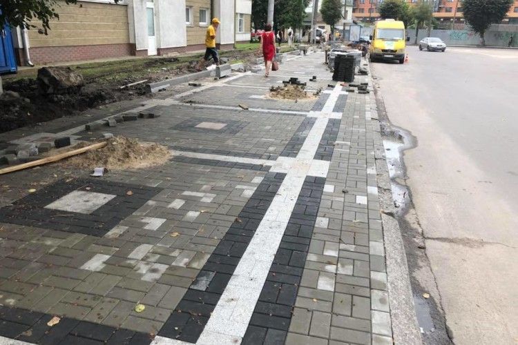 Радник похвалився правильно покладеною тротуарною плиткою у Луцьку