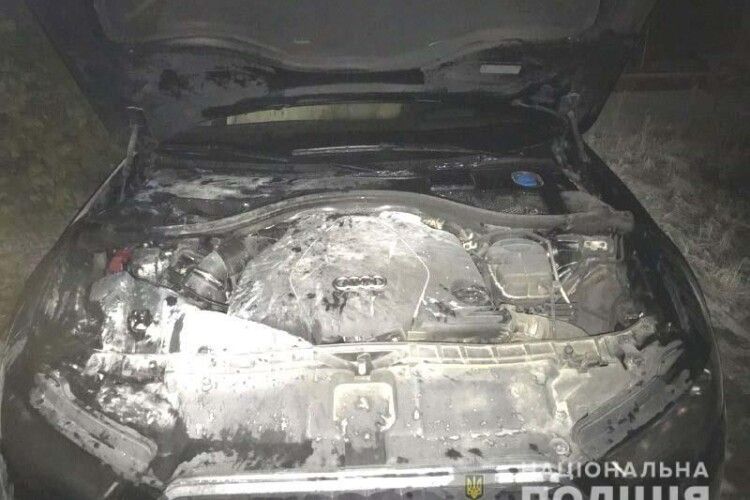 Серед ночі в машину рівненського адвоката кинули пляшку з запалювальною сумішшю
