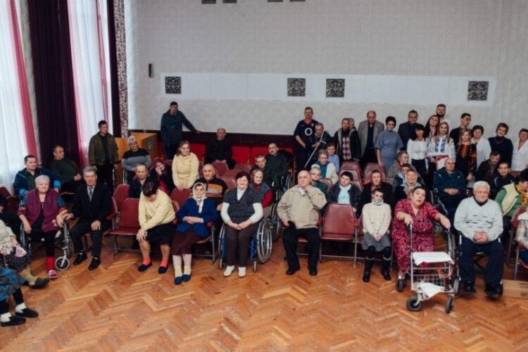 Миколай не забув і стареньких: Людмила Бурцева отримала чайник, а інші - продуктові набори