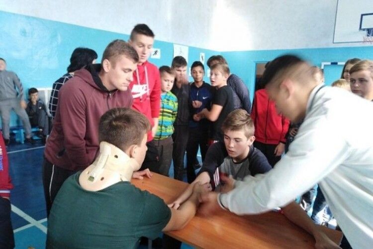 Школярі змагалися у козацьких спортивних естафетах