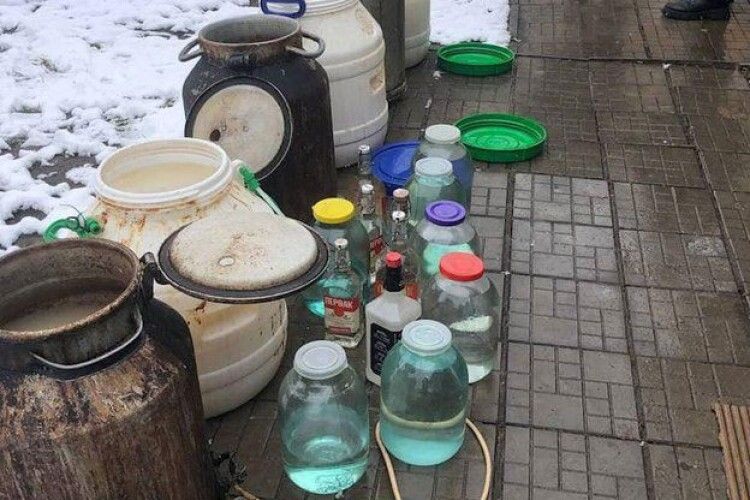 Як рівненські поліцейські розпорядилися вилученим спиртним