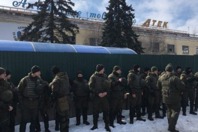 У Києві на заводі виник конфлікт між поліцією та Національним корпусом