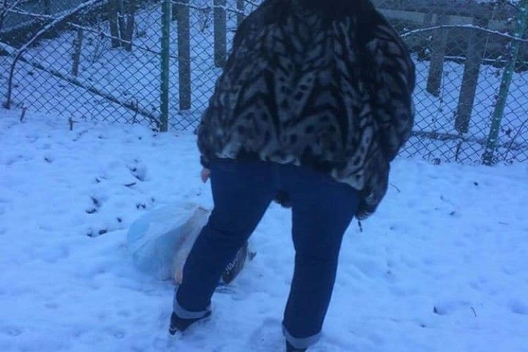 На Вільямса злапали двох пані, які підкидали сміття під сусідський паркан (фото)