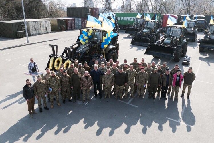 Є перша сотня: Порошенко передав на фронт чергову партію екскаваторів для фортифікаційних робіт