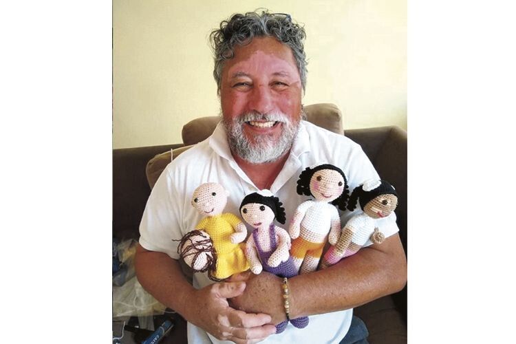 Бразильський дідусь із вітиліго в’яже ляльок, таких як сам