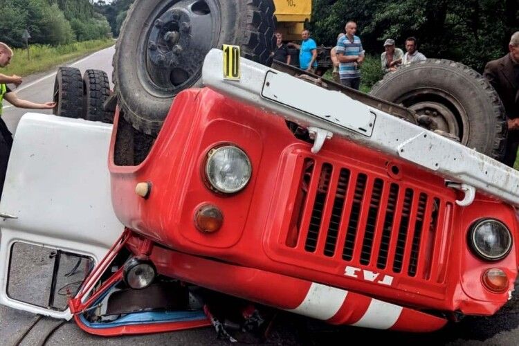 У Дитиничах перекинулася вантажівка «ГАЗ-53», 18-річний водій загинув... (фото)