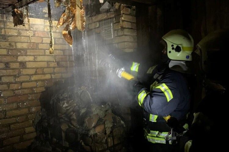 Пожежники в Луцьку гасили загоряння в багатоповерхівці