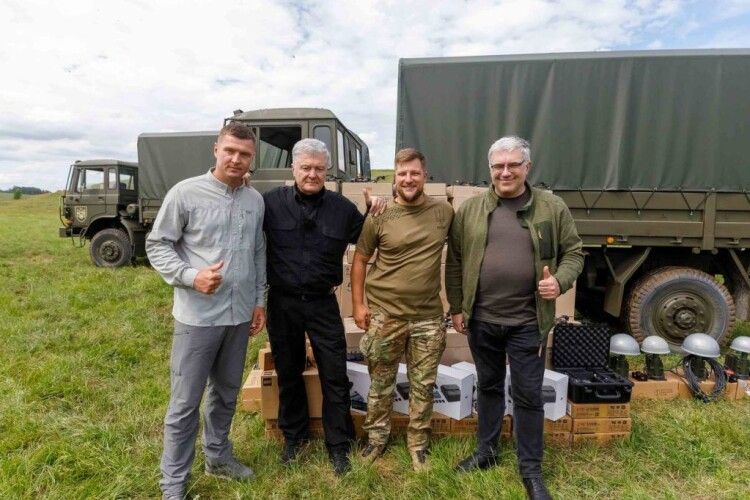Порошенко на північному кордоні передав військовим FPV-дрони, РЕБ і техніку для фортифікацій