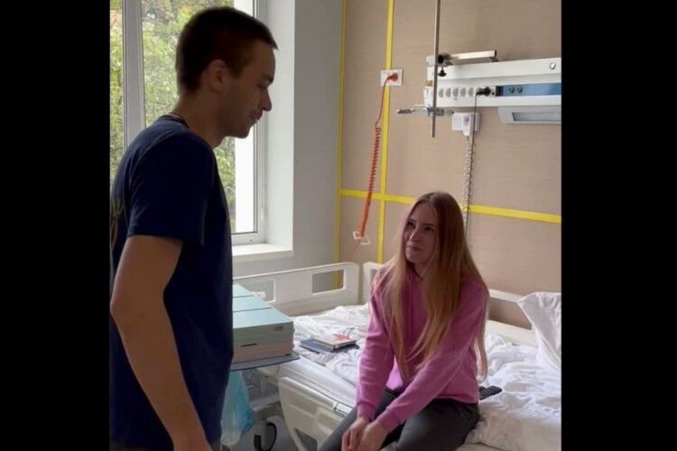 Мережу облетіло відео, де командир «Азова» після повернення з полону у лікарняній палаті освідчився коханій 