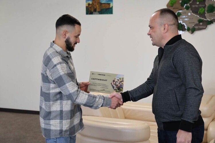 У Луцьку вручили сертифікат на житло ветерану, який втратив ногу на війні 