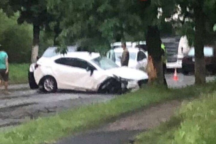 Блискавка вдарила в автомобіль із людьми 