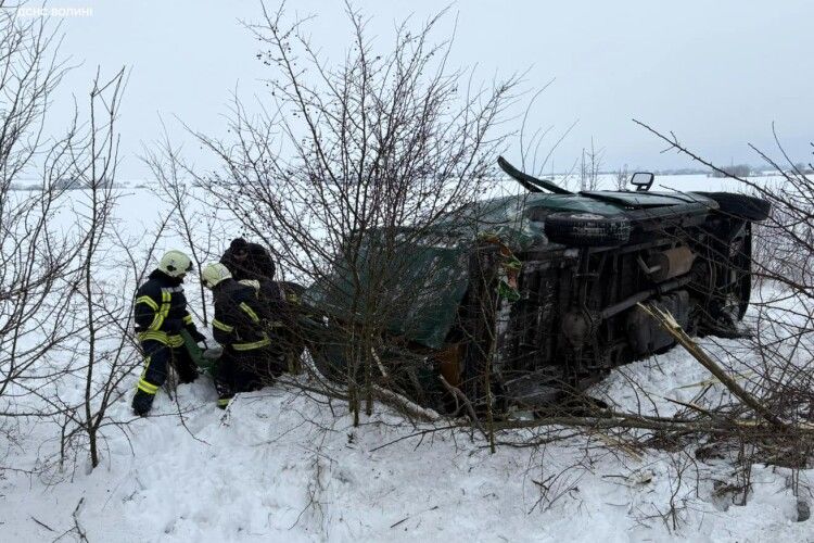 На Волині перекинувся бус із вісьмома пасажирами