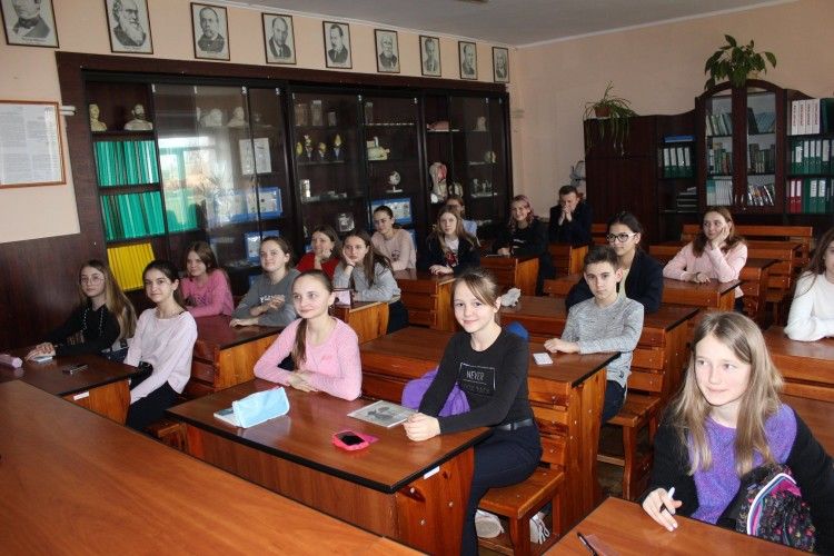 Волинським восьмикласникам розповіли про птаха року – грака