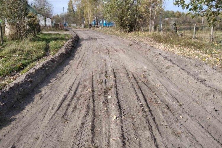 У селі на Маневиччині взялися за ремонт дороги