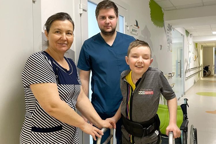 12-річний Миколка з Волині вперше через рік після страшної ДТП і коми встав на ноги