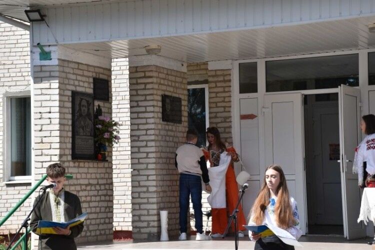У громаді на Волині вшанували пам'ять випускника-Героя Андрія Дулька