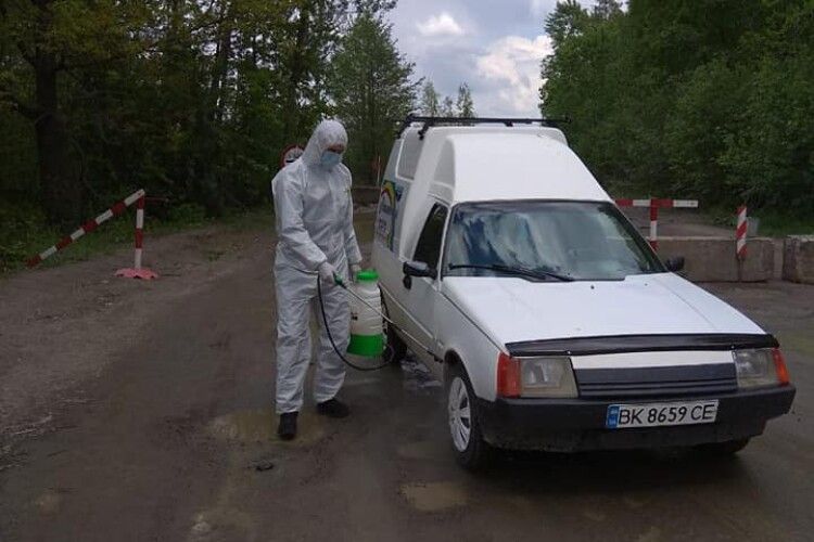 Між Рокитним та Залав’ям вже продезінфікували майже півтори тисячі автівок