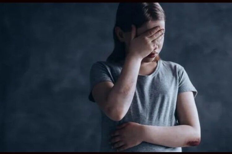 На Закарпатті прокуратура вимагає довічного ув'язнення для матері, яка ґвалтувала власну дитину