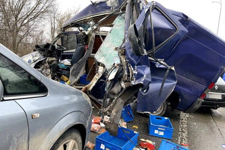 На Рівненщині в ДТП за участю п’ятьох авто загинув водій буса