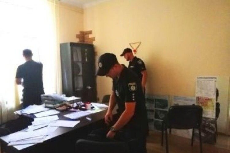 Обікрали міську раду: винесли телевізори, призначені для школи