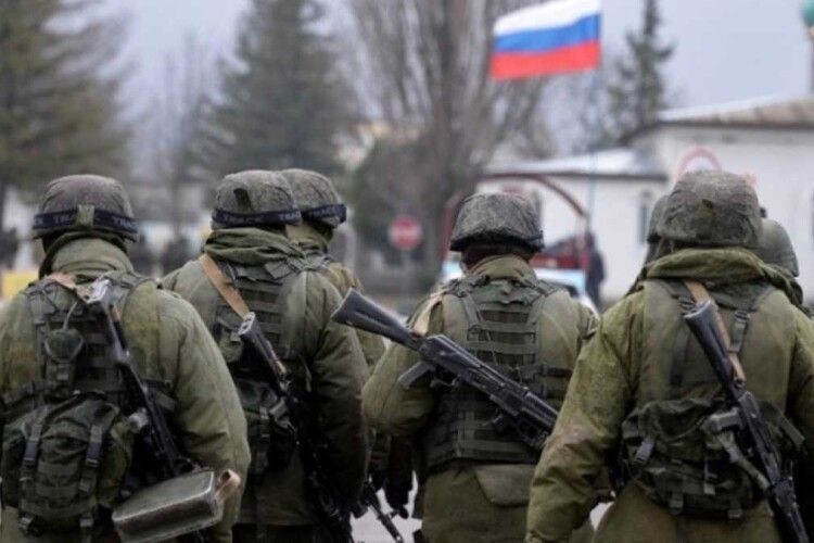 На російських полігонах військові масово покидають польові табори