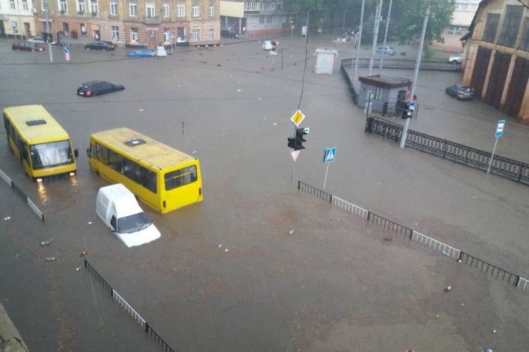 Львів затопило: у середмісті води по пояс, увесь транспорт зупинився