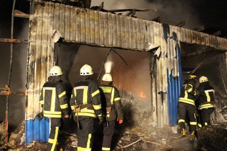 У Києві горів склад лако-фарбових виробів