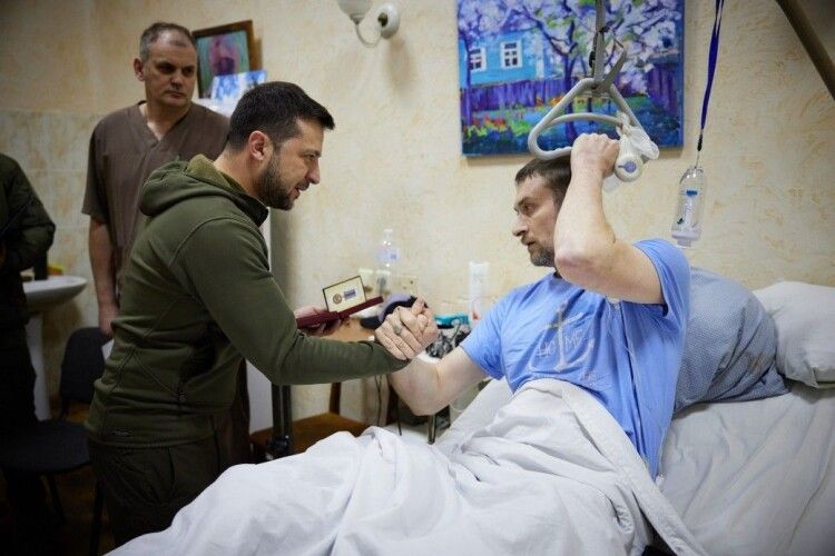 путін ховається у бункері, а Зеленський провідав у лікарні поранених військових (Відео)